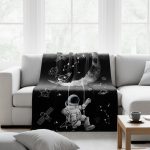 Tenda decorativa con stampa di astronauta e tema spaziale, perfetta per aggiungere un tocco scientifico e innovativo alla tua casa o ufficio.