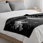 Veste da letto con stampa di astronauta e simboli astronomici su sfondo nero, perfetta per decorare camere a tema scientifico o spaziale.