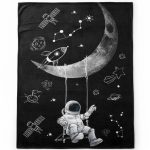 Tappeto nero con disegni di astronauta, luna, stelle e pianeti, ideale per decorazioni scientifiche e ambienti educativi.