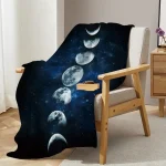 Telo decorativo con stampa della fase lunare e stelle, ideale per arredare con stile e originalità. Perfetto come copriletto o decorazione per ambienti moderni e cosmici.