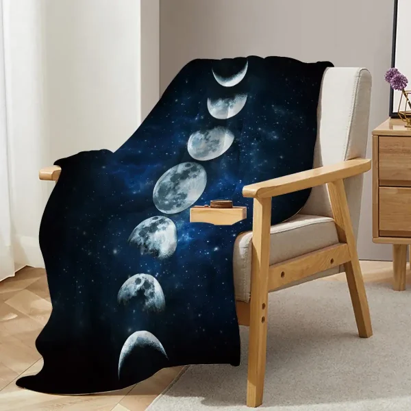 Telo decorativo con stampa della fase lunare e stelle, ideale per arredare con stile e originalità. Perfetto come copriletto o decorazione per ambienti moderni e cosmici.