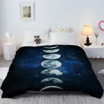Veste coperta con stampa di fasi lunari e cielo stellato, perfetta per decorare la camera da letto con un tocco cosmico e sognante.