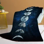 Coperta decorativa con stampa di Terra e Luna, perfetta per gli appassionati di astronomia e decorazioni spaziali, ideale per aggiungere un tocco cosmico alla tua casa.
