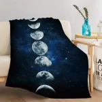 Copriletto con stampa della sequenza delle fasi lunari e sfondo stellato, ideale come decorazione per la casa o come regalo originale per gli appassionati di astronomia.