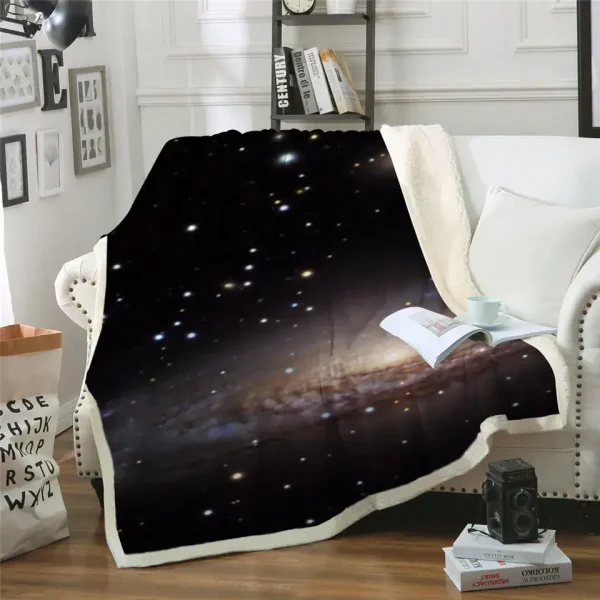 Coperta decorativa con stampa di galassia e stelle, perfetta per aggiungere un tocco cosmico alla tua casa o ufficio.