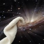 Immagine di una galassia spaziale con un tessuto morbido e soffice che simula il vuoto cosmico, creando un effetto visivo affascinante e misterioso.