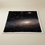 Tessuto decorativo con stampa di una galassia spaziale, perfetto per decorazioni a tema astronomico e scientifico. Ideale per appassionati di astronomia e decorazioni originali.