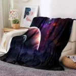 Telo decorativo con stampa di galassia, stelle e pianeti, perfetto come coperta o decorazione per la casa, aggiunge un tocco cosmico e originale agli ambienti interni.