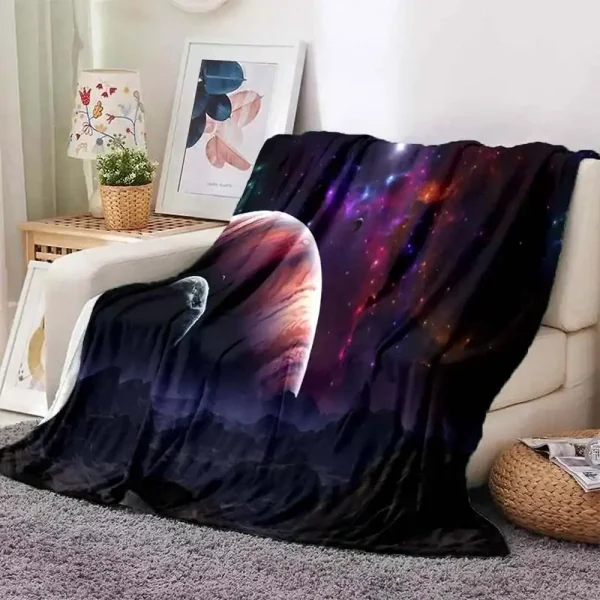 Telo decorativo con stampa di galassia, stelle e pianeti, perfetto come coperta o decorazione per la casa, aggiunge un tocco cosmico e originale agli ambienti interni.