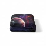 Piumone con stampa di pianeti e galassie, ideale come decorazione scientifica per la camera o il soggiorno. Design ispirato all'universo, perfetto per appassionati di astronomia e scienza.