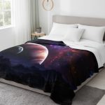 Coperta decorativa con stampa di un'illustrazione spaziale di galassie e pianeti, perfetta per appassionati di astronomia e decorazioni scientifiche.