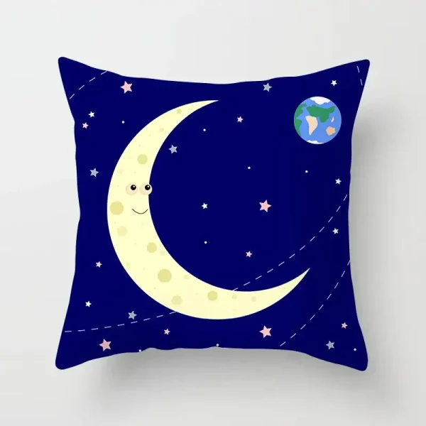 Cuscino decorativo con luna sorridente e Terra nello spazio, ideale per decorazioni scientifiche e educative, perfetto per appassionati di astronomia e bambini.
