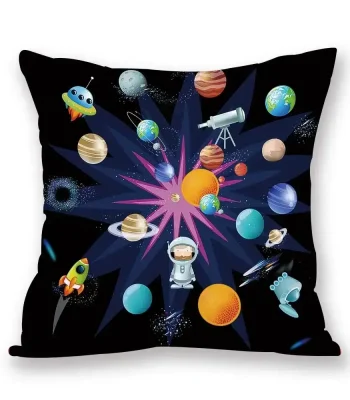 Cuscino decorativo con tema spaziale, featuring pianeti, astronavi, astronauta e oggetti celesti in stile cartoon, ideale per appassionati di scienza e astronomia.