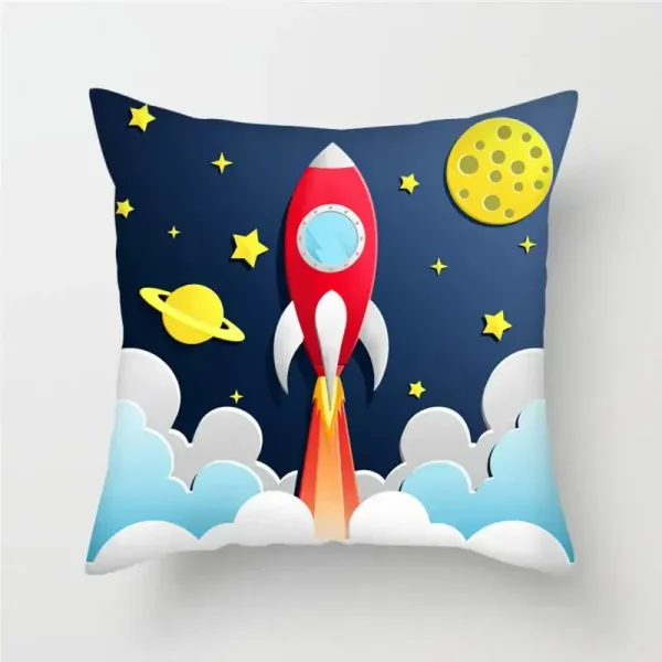 Cuscino decorativo con disegno di razzo, pianeti e stelle in stile spaziale, perfetto per appassionati di astronomia e decorazioni a tema spazio.