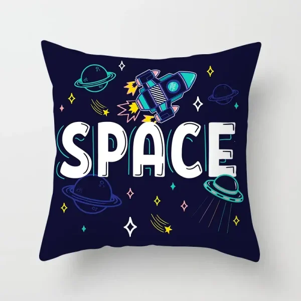 Cuscino decorativo con stampa spaziale, astronavi e pianeti colorati su sfondo blu scuro. Perfetto per appassionati di astronomia e decorazioni originali.