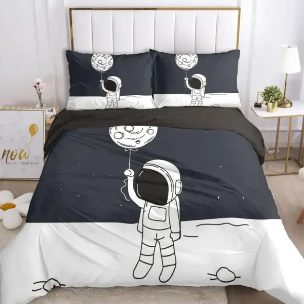 Copertina e federe con design di astronauta e pianeti, perfetti per una camera da letto a tema spaziale, ideali per gli appassionati di scienza e spazio.