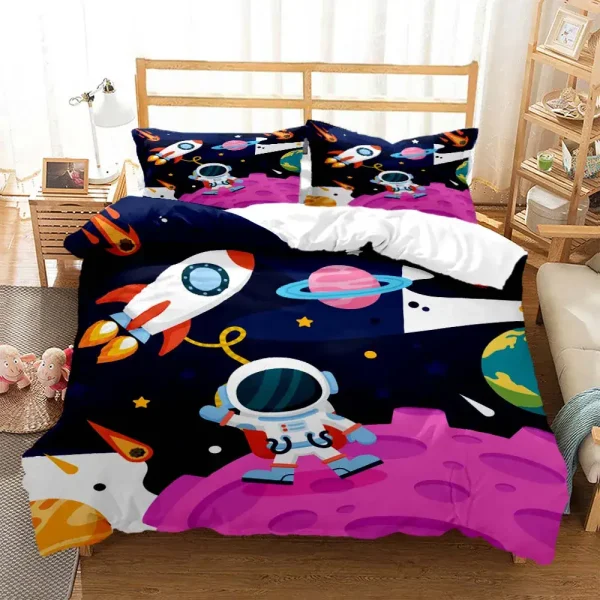 Telo copriletto e federe con disegni di astronauti, razzi e pianeti in stile cartone animato, perfetti per la camera dei bambini appassionati di spazio e scienza.