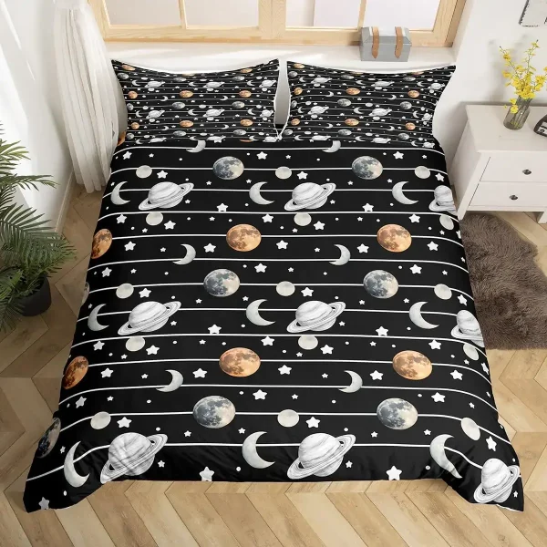 Piumone con design di pianeti, lune e stelle su sfondo nero, perfetto per gli appassionati di astronomia e decorazioni scientifiche.