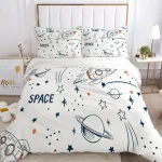 Set di biancheria da letto con disegni di razzi, pianeti e stelle, ideale per camere di bambini appassionati di spazio e astronomia. Design divertente e colorato, perfetto per decorare la stanza.