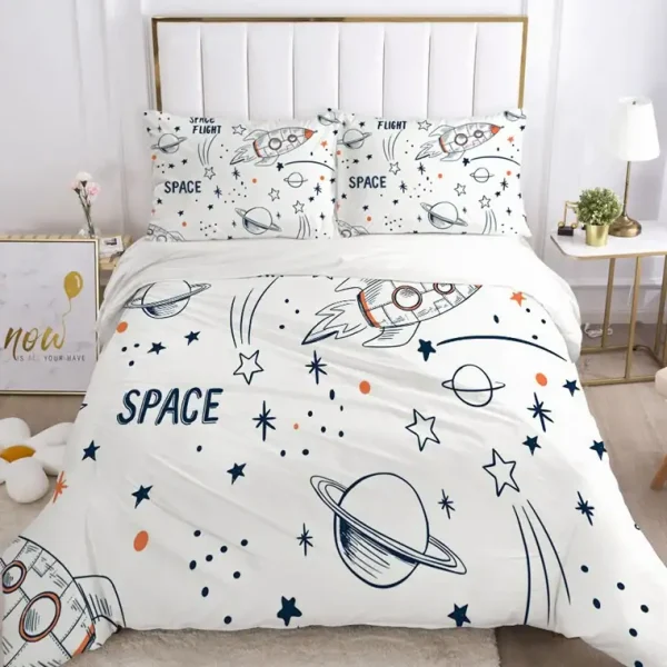 Set di biancheria da letto con disegni di razzi, pianeti e stelle, ideale per camere di bambini appassionati di spazio e astronomia. Design divertente e colorato, perfetto per decorare la stanza.