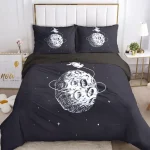 Piumone con stampa di pianeta e spazio, ideale per gli amanti dell'astronomia e della decorazione scientifica. Design originale e moderno, perfetto per aggiungere un tocco cosmico alla camera da letto.