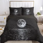 Copriletto e federe con stampa di luna e stelle, perfetti per un'atmosfera notturna romantica e cosmica.