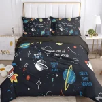 Set di lenzuola con disegni di pianeti, stelle e navicelle spaziali su sfondo nero, perfette per camere di bambini appassionati di spazio e astronomia.