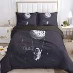 Piumone e federe con design spaziale, astronauta e luna, perfetti per decorare la camera con un tocco scientifico e originale.