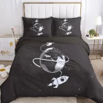 Lenzuola con stampa di pianeta Terra, anelli planetari e razzo in bianco su sfondo nero, ideali per appassionati di spazio e scienza.