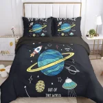 Lenzuola con stampa di pianeti, astronavi e stelle in stile spaziale, perfette per decorare la camera dei bambini con un tocco di avventura e fantasia.