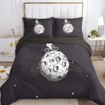 Piumone nero con stampa di luna e astronauta, ideale per gli appassionati di scienza e spazio, perfetto come decorazione originale per la camera da letto.