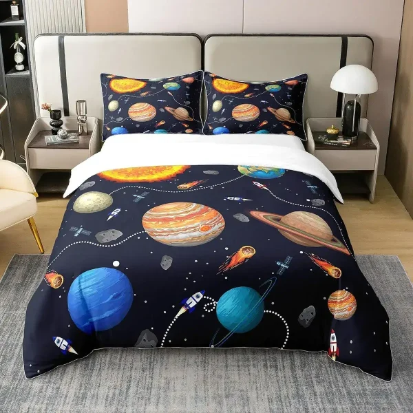 Veste coperta con stampa di pianeti, astronavi e stelle, perfetta per gli appassionati di astronomia e decorazioni scientifiche. Ideale per aggiungere un tocco cosmico alla camera da letto.