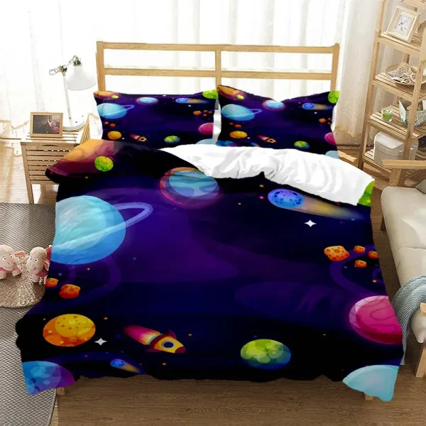 Set di lenzuola con stampa di pianeti, astronavi e stelle in un tema spaziale, perfetto per gli appassionati di scienza e universo.