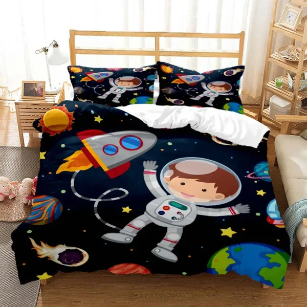 Set di biancheria da letto con tema spaziale, astronauta, razzi e pianeti, perfetto per decorare la camera dei bambini con un tocco di avventura nello spazio.