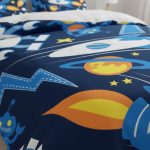 Biancheria da letto con disegni spaziali, pianeti, stelle e astronavi, perfetta per appassionati di astronomia e scienza, ideale per decorare la camera dei bambini o degli adulti.