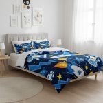 Coperta e federe con disegni spaziali, astronavi e pianeti, perfetta per camerette di bambini appassionati di spazio e scienza.