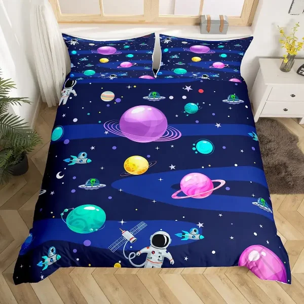 Tessuto con stampa spaziale colorata, perfetto per lenzuola e biancheria da letto a tema astronomico, con pianeti, astronavi e astronauti, ideale per decorare camere di bambini e appassionati di spazi.