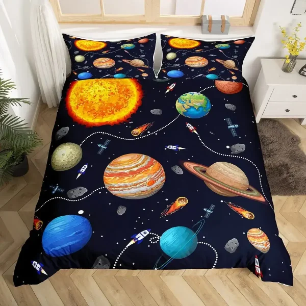 Set di biancheria da letto con stampa di pianeti, astronavi e stelle, ideale per appassionati di astronomia e spazio. Design vivace e colorato che trasporta in un viaggio tra le stelle.