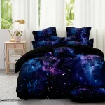 Veste da letto con stampa galattica, cuscini coordinati e decorazioni ispirate allo spazio, perfette per un ambiente notturno suggestivo e cosmico.