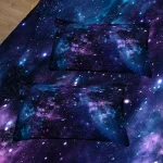 Cuscini decorativi con stampa di galassie e stelle, perfetti per un tocco cosmico in casa o in ufficio. Ideali per gli appassionati di astronomia e decorazioni originali.