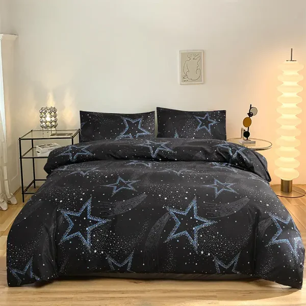 Set di biancheria da letto con design stellare e galattico, perfetto per aggiungere un tocco cosmico alla camera da letto. Realizzato in tessuto morbido e resistente, ideale per un sonno confortevole.
