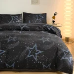 Copriletto e federe con motivo di stelle e galassie in stile cosmico, perfetti per decorare una camera con tema astronomico o scientifico.