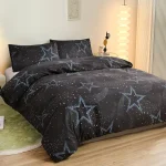 Piumone con design stellare e spazioastro, ideale per decorare la camera con un tocco cosmico e moderno, perfetto per gli amanti dell'astronomia e dello stile contemporaneo.