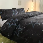 Biancheria da letto con stampa di stelle e galassie, perfetta per un ambiente notturno rilassante e decorativo. Ideale per appassionati di astronomia e decorazioni scientifiche.