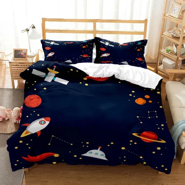 Copriletto e federe con motivo spaziale, stelle, pianeti e astronavi su sfondo blu scuro, perfetti per una camera da letto a tema astronomico o per gli appassionati di spazio e scienza.