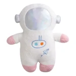 Pupazzo astronauta morbido con visiera riflettente e dettagli rosa, ideale come decorazione scientifica o giocattolo per appassionati di spazio e scienza.