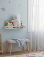 Pupazzo di astronauta di peluche decorativo per camerette infantili, ideale come oggetto di decorazione scientifica e giocattolo educativo per bambini.