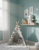 Tenda a forma di teepee con luci decorative, decorata con orsetti di peluche, in una stanza per bambini con pareti azzurre e decorazioni a tema spaziale e animale.