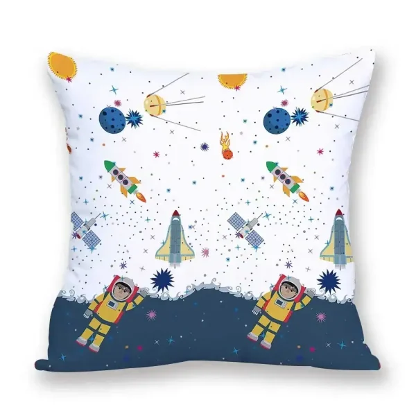 Cuscino decorativo con tema spaziale, raffigurante astronauti, razzi, pianeti e stelle in un design colorato e vivace. Perfetto per appassionati di scienza e spazio, ideale come decorazione originale.