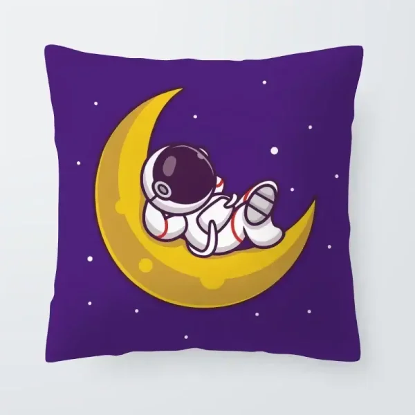 Cuscino decorativo con disegno di astronauta che dorme sulla luna gialla, sfondo viola con stelle bianche. Perfetto come decorazione scientifica e originale per ambienti moderni.